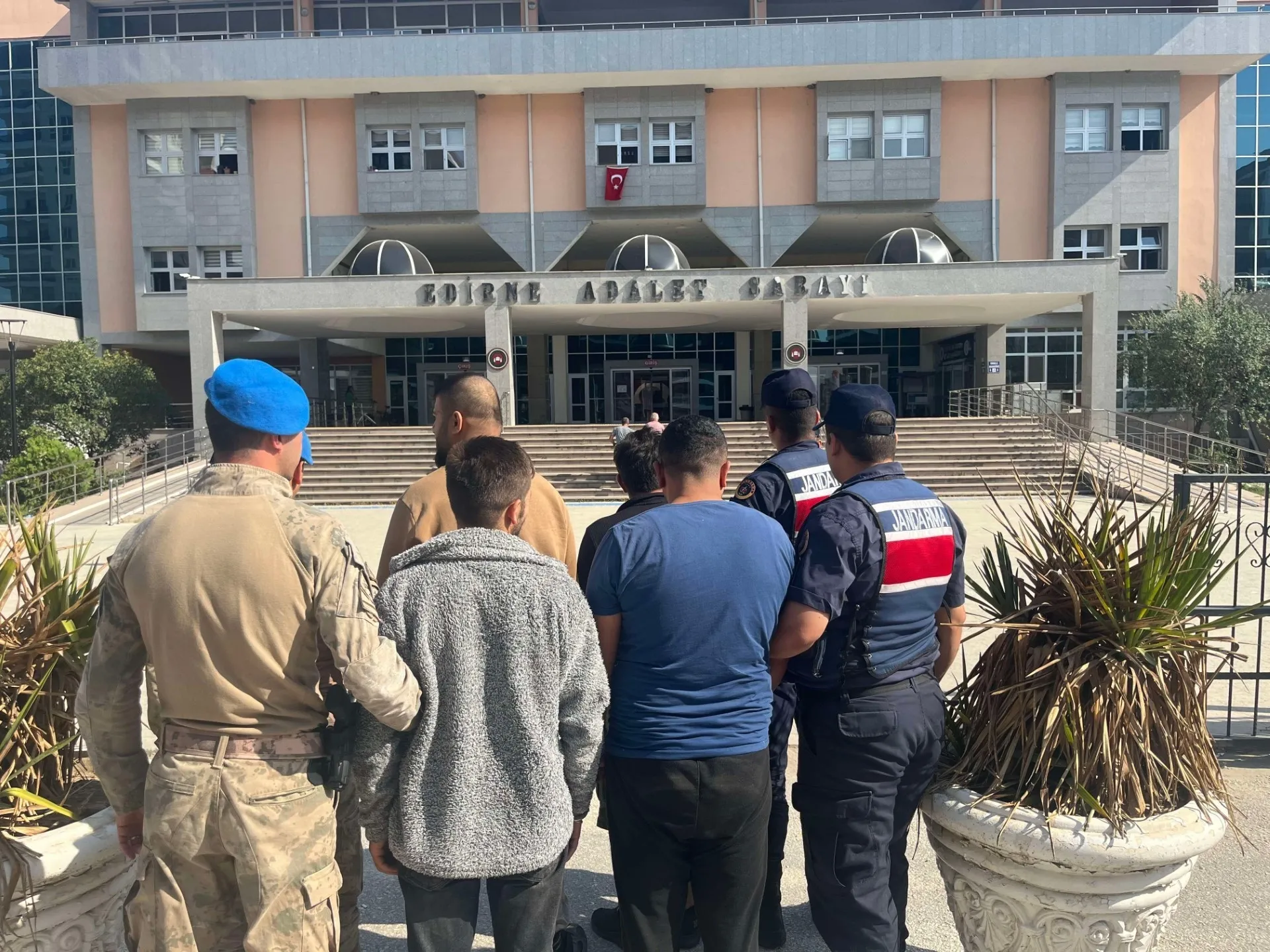 Göçmen kaçakçılığına geçit yok! Edirne'de dev operasyon