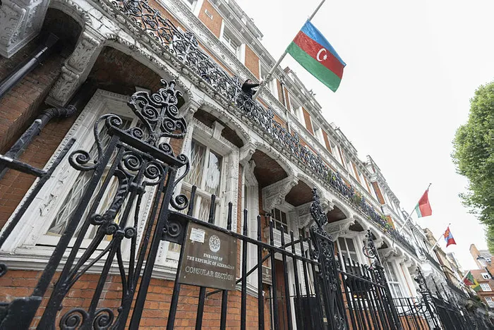 son-dakika-azerbaycanin-londra-buyukelciligine-saldiri-1659646220985.jpg Son dakika: Azerbaycan'ın Londra Büyükelçiliğine saldırı - 1
