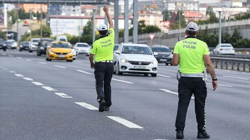 Zeytinburnu’nda Onuncu Yıl ve Sahil Kennedy caddeleri alternatif güzergah olarak belirlendi. (AA)