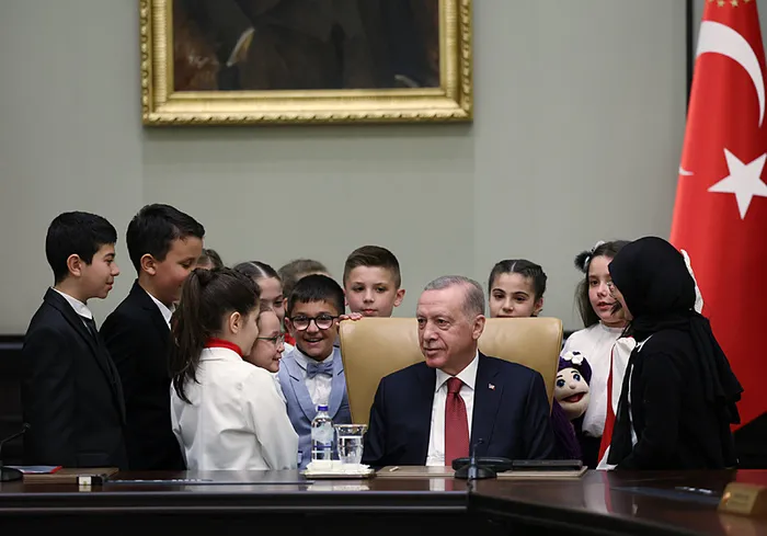 turkiye-23-nisani-kutluyor-milli-iradenin-simgesi-tbmm-104-yil-once-acildi-baskan-erdogan-kulliyede-cocuklari-1713878925108.jpg Türkiye 23 Nisan'ı kutluyor! Milli iradenin simgesi TBMM 104 yıl önce açıldı | Başkan Erdoğan Külliye'de çocukları ağırladı - 2