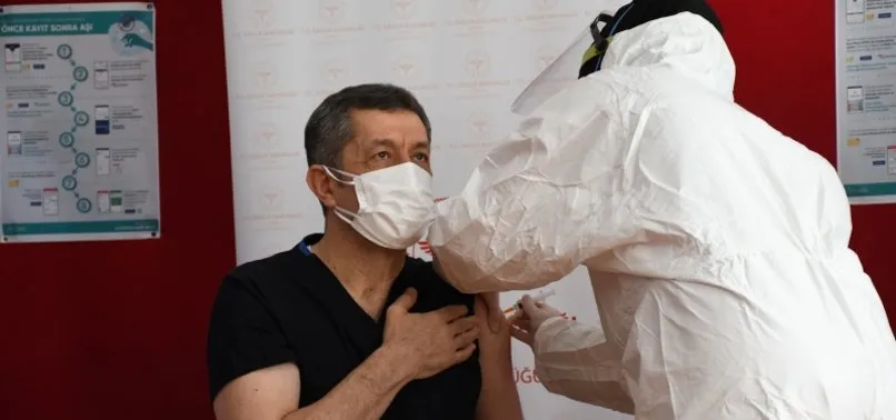 Son dakika: Öğretmenlere aşılama başladı! İlk aşı Milli Eğitim Bakanı Ziya Selçuk'a