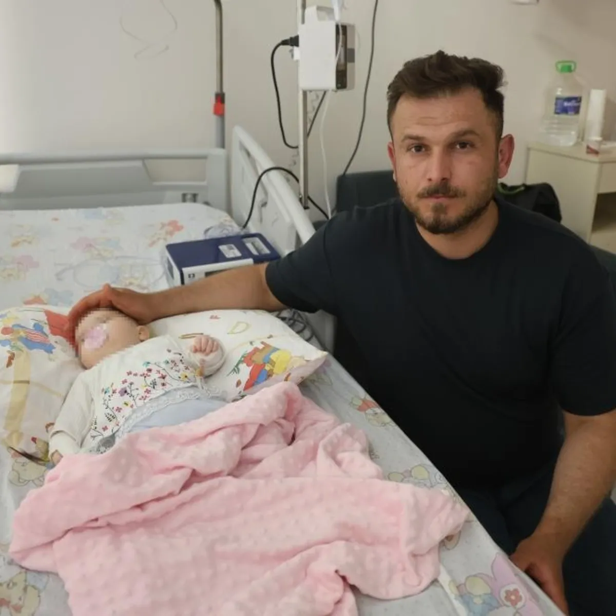 Sargı beziyle birlikte bebeğin parmağını kestiler!