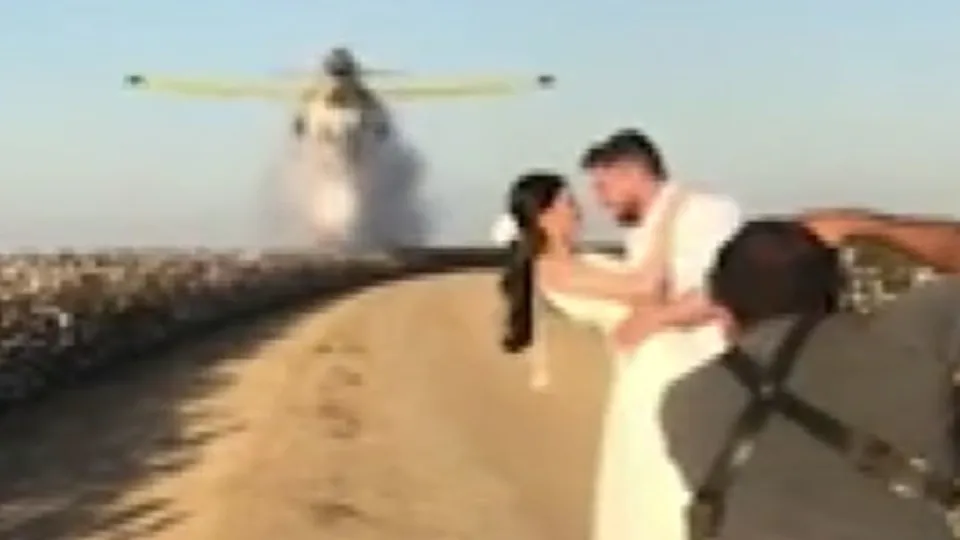 Ölümcül düğün fotoğrafı! Yangın söndürme uçağı...