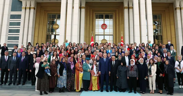 baskan-erdogandan-kadina-yonelik-siddete-karsi-uluslararasi-mucadele-gunu-programinda-flas-aciklamalar-1700922170809.jpg