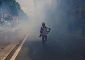 Paris'te iş yasası karşıtı protestolarda çatışmalar yaşanıyor