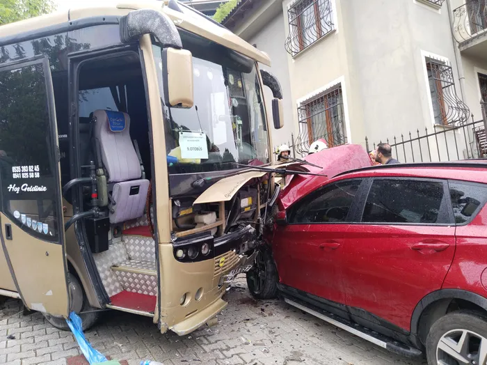 Üsküdar Burhaniye'de öğrencileri taşıyan servis kaza yaptı - 3