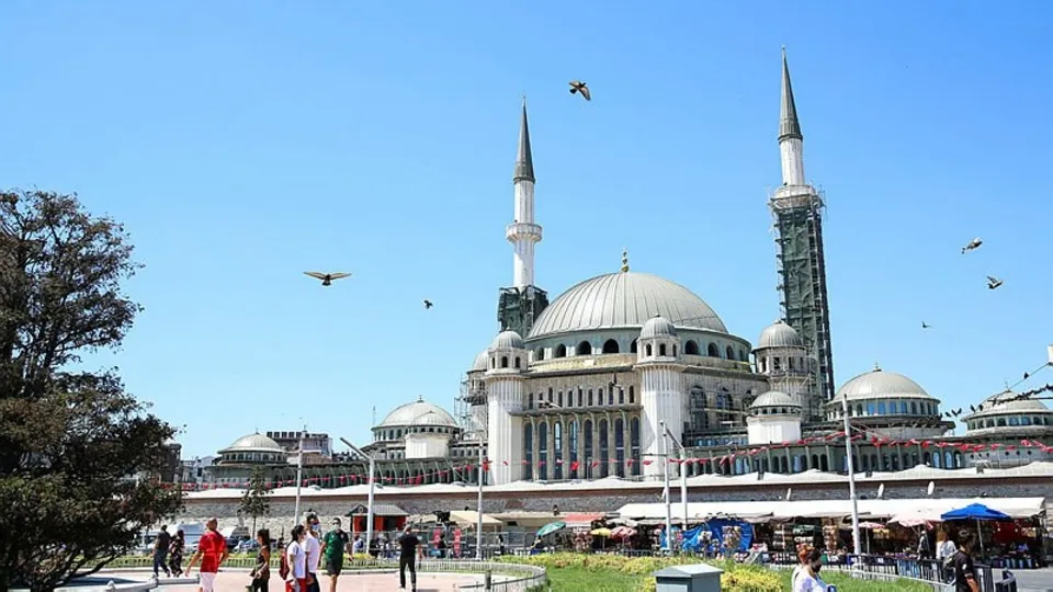 Taksim Camii'nin minareleri tamamen bitti! İşte son görüntüsü