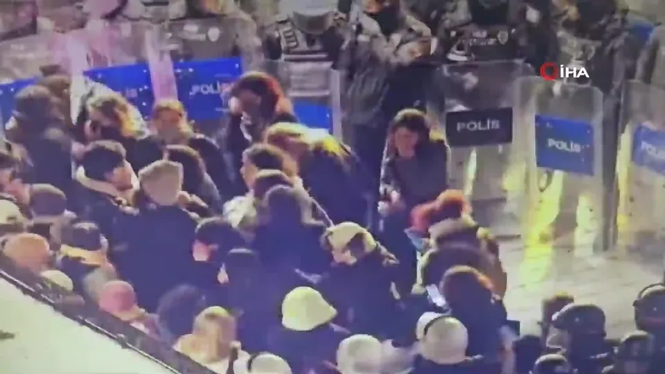 Taksim’de izinsiz gösteriye müdahale! Polise biber gazı sıktılar