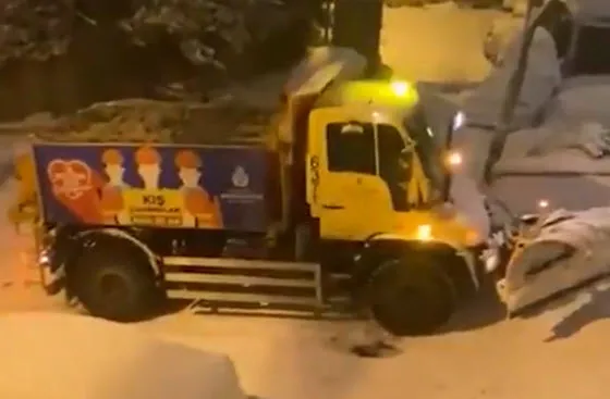 Vatandaş yolda Ekrem İmamoğlu sınıfta kaldı! Kar küreme aracının bu hali isyan ettirdi - 3