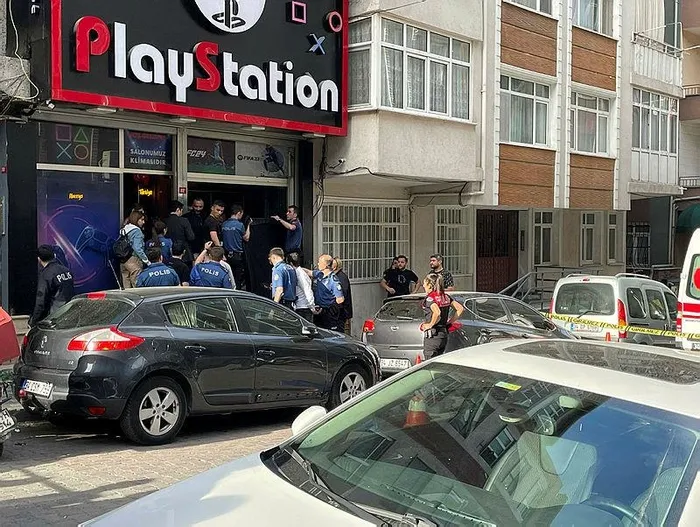 1716880042890.jpeg İstanbul'da oyun salonuna uzun namlulu silahlarla saldırı anı kamerada! 3 gün önce işe başlayan genç ölmüştü... - 1