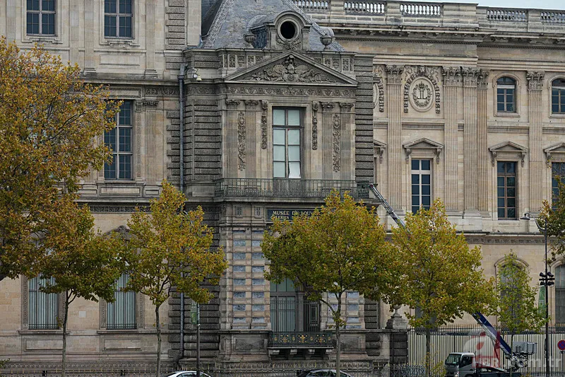 Fransa hala şokta: Louvre Müzesi soygununda tarihi itiraf! 5