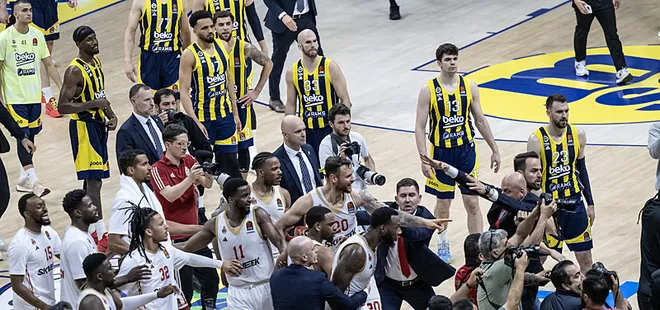 Fenerbahçe Beko - Monaco maçı sonrası parke karıştı! Taraftarlarla basketbolcular birbirine girdi