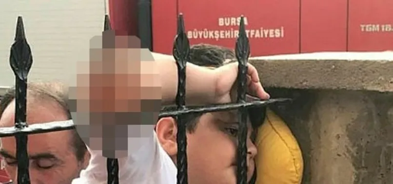 Bursa'da oynarken koluna demir korkuluk saplandı