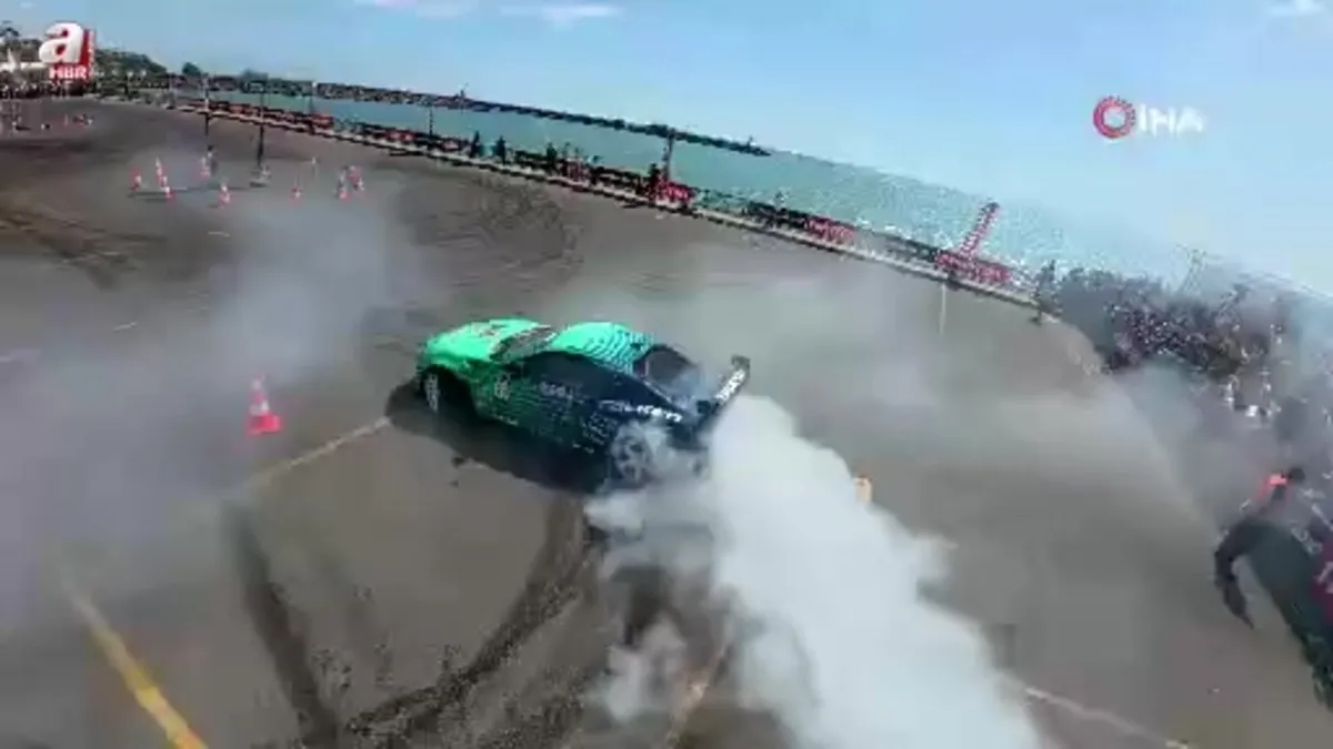 Drift şov: Asfalt eridi lastikler yandı