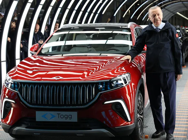 CHP yandaşı Yılmaz Özdil Togg’u hedef aldı! Vatandaşlar tepki gösterdi: Banttan inince çıldırdınız değil mi?