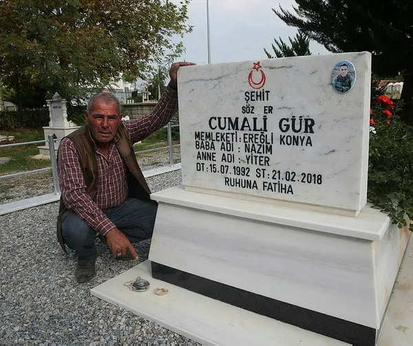 antalya-manavgatta-sehit-cumali-gurun-mezarinin-bayrak-diregini-caldilar-1637380210167.jpeg Antalya Manavgat'ta şehit Cumali Gür'ün mezarının bayrak direğini çaldılar - 1