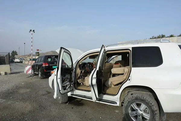 Kabil hurdalığa döndü! Otomobillerini bırakıp kaçmaya çalıştılar yağmacılar iç donanımları bile söktü - 2