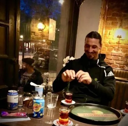 turk-yemeklerinin-tadina-bakti-ibrahimovic-iftar-sofrasinda-1589118497113.jpg Türk yemeklerinin tadına baktı! Ibrahimovic iftar sofrasında! - 1