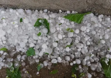 Ceviz büyüklüğünde dolu yağdı