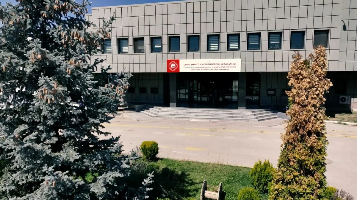 Havayı kirleten 53 tesise ceza yağdı! Bakan Kurum duyurdu: Mücadelemiz sürecek