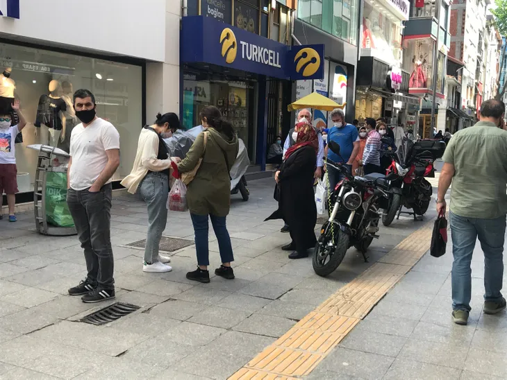 uzun-kuyruklar-olustu-magaza-indirimi-koronavirus-dinlemedi-1589442963410.jpg Uzun kuyruklar oluştu! Mağaza indirimi koronavirüs dinlemedi - 1