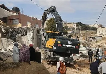 Katil ordusu Filistinlilere ait bir evi yıktı