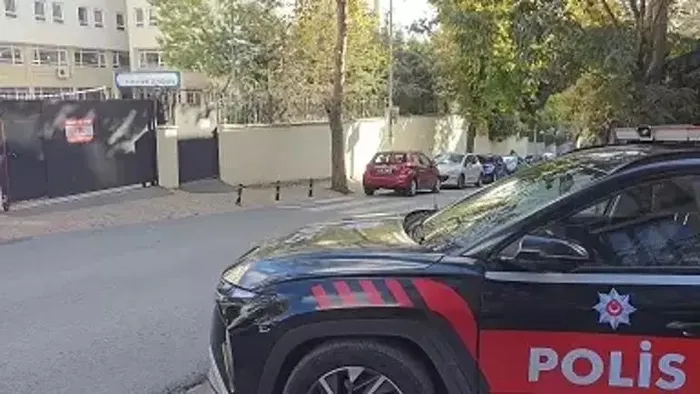 umraniyede-dehset-okulu-bicakla-basip-mudur-yardimcisini-tehdit-etti-1729884873093.jpeg Ümraniye'de öğrenciden dehşet! Okulu bıçakla basıp müdür yardımcısını tehdit etti - 2