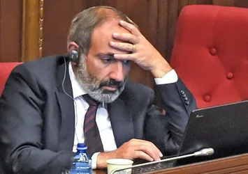 Ermenistan'da öfke dinmiyor! İstifa çağrılarına Paşinyan'dan yanıt: Benim gündemimde...