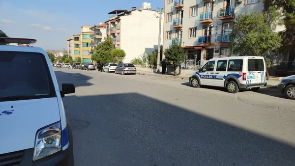 bicak-firlatti-isabet-etmeyince-kosup-sirtina-sapladi-1633094614349.jpg Bıçak fırlattı! İsabet etmeyince koşup sırtına sapladı - 2