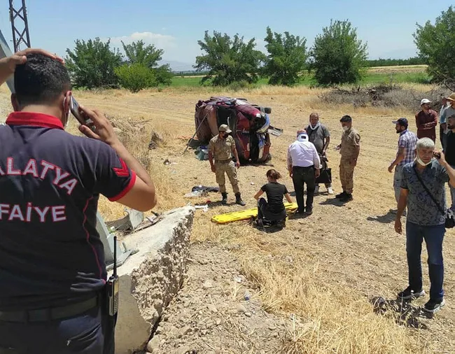 Malatya'da kamyonet şarampole devrildi: 5 ağır yaralı - 2