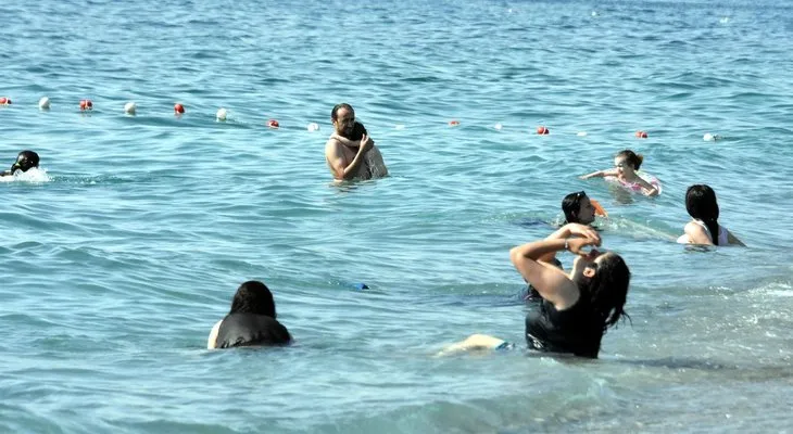 Van’ın mavi bayraklı plajına tatilciler akın ediyor