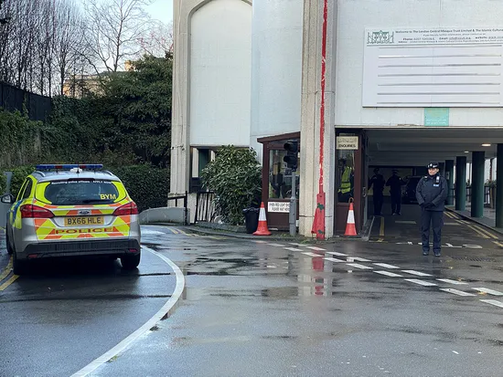 Son dakika haberi...Londra’da bir kişi, camide namaz kılan din görevlisini bıçakladı