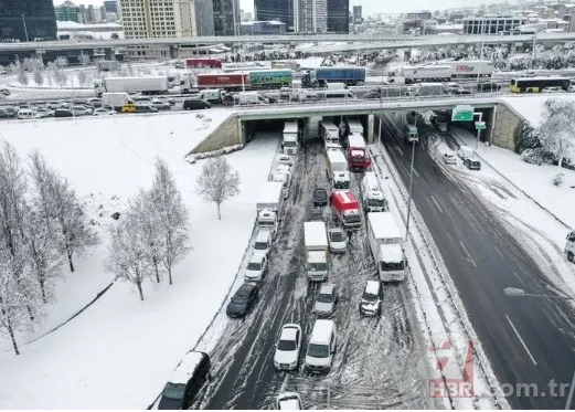 İstanbullunun kabus gecesi! 15 saattir yolda kalan vatandaş: Su ve bisküvi ile duruyorum 25