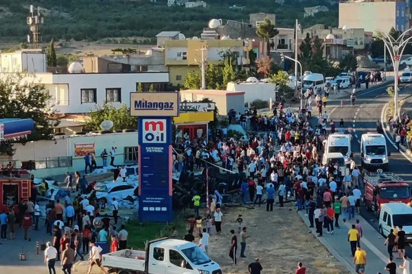 mardindeki-facia-gibi-kazayi-gorgu-tanigi-anlatti-tir-ambulans-ve-itfaiyenin-arasindan-gecti-ortalik-kan-golun-1661032263771.jpg Mardin'deki facia gibi kazayı görgü tanığı anlattı! TIR ambulans ve itfaiyenin arasından geçti ortalık kan gölüne döndü - 3