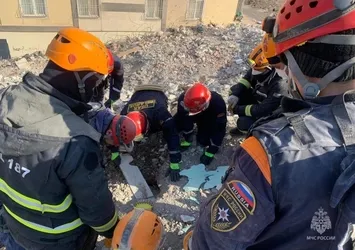 Rus ekip enkazda buldu! Polise teslim etti