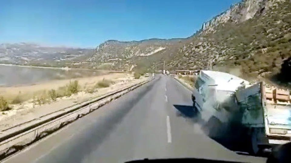 Isparta’da korkunç kaza! Minibüs ile kamyonet kafa kafaya çarpıştı: 1 ölü 5 yaralı