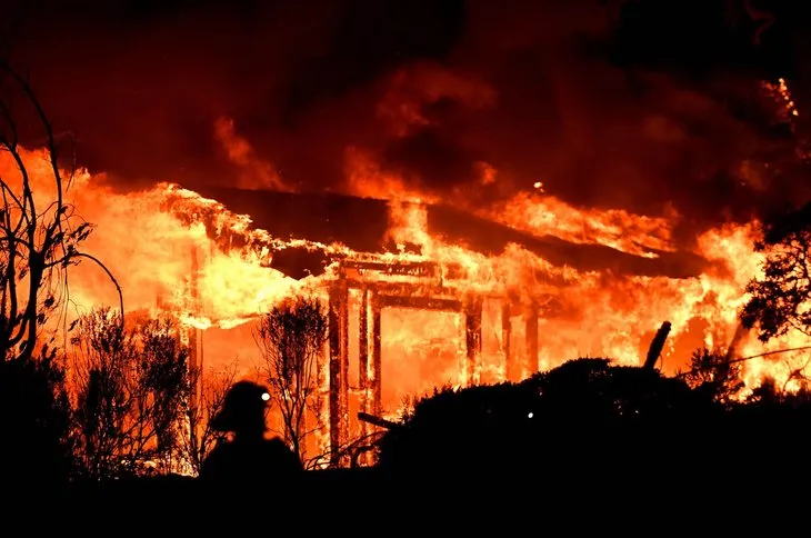 Kaliforniya’da yangın nedeniyle acil durum!