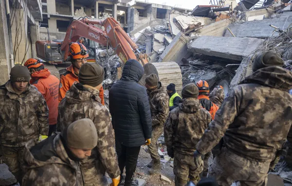kepce-operatoru-47-saat-sonra-babasinin-enkazdan-sag-cikarilmasini-sagladi-1675837780888.jpg Kepçe operatörü 47 saat sonra babasının enkazdan sağ çıkarılmasını sağladı - 2