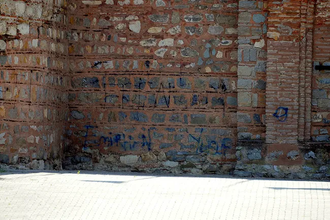 Kocaeli’de tarihi kalenin duvarlarına sprey boya ile isim yazdılar - 3