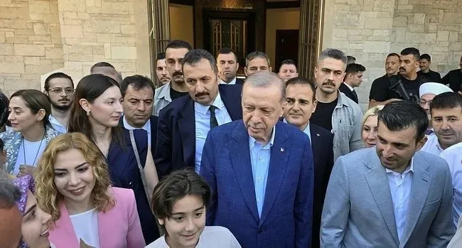 Başkan Erdoğan bayram namazı sonrası vatandaşlarla bayramlaştı: Küskünlüğü atmalıyız! Müslümana bu yakışır