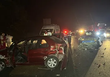 4 aracın karıştığı zincirleme kazada 6 kişi yaralandı!