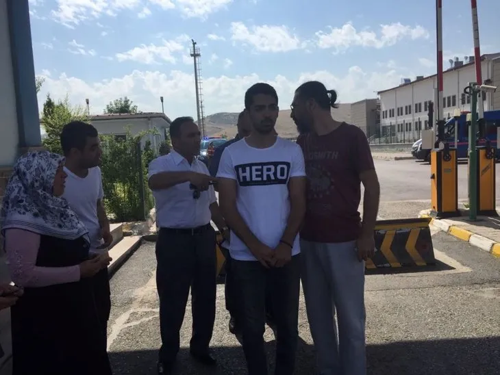 ’Hero’ yazılı tişörtle duruşmaya gelen sanık yakınına gözaltı