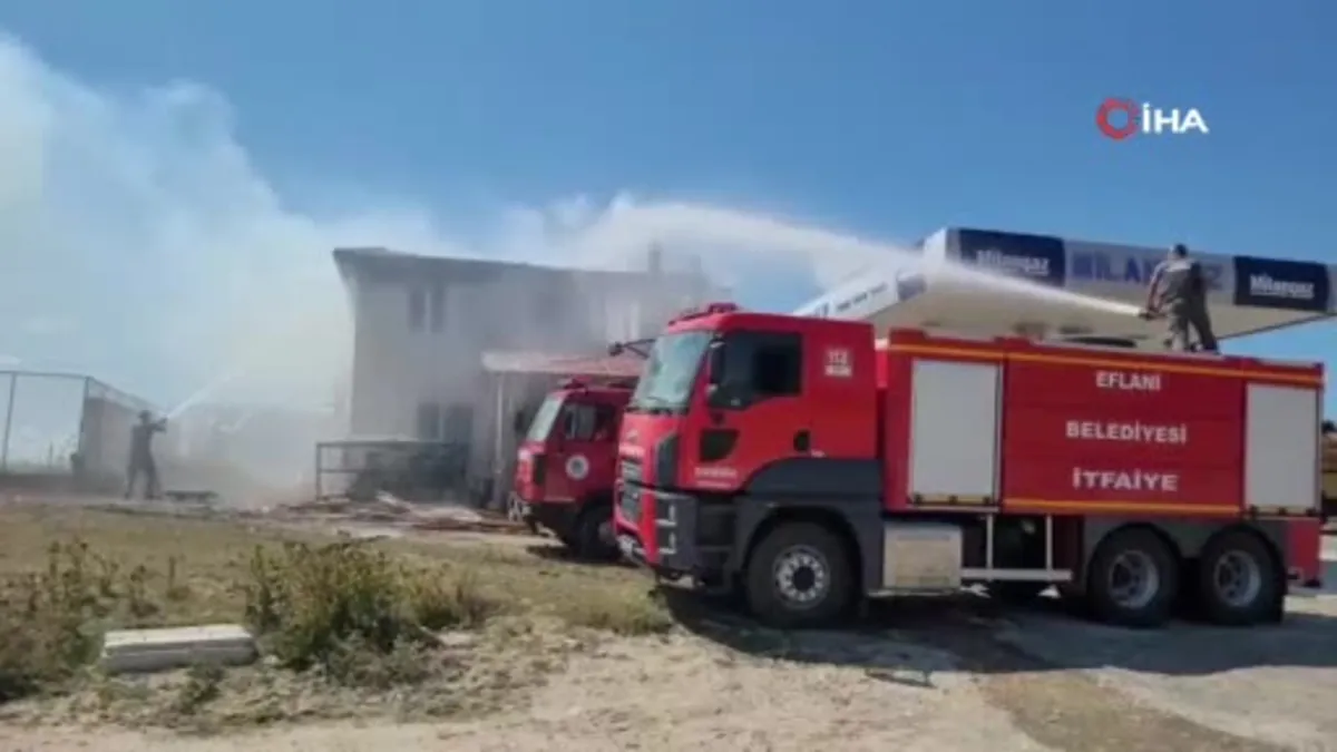 Eflani'de çatı yangını büyümeden söndürüldü