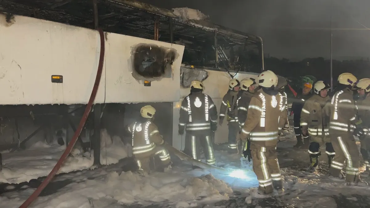 TEM’de yolcu otobüsü alevlere teslim oldu! Yangın anları kamerada