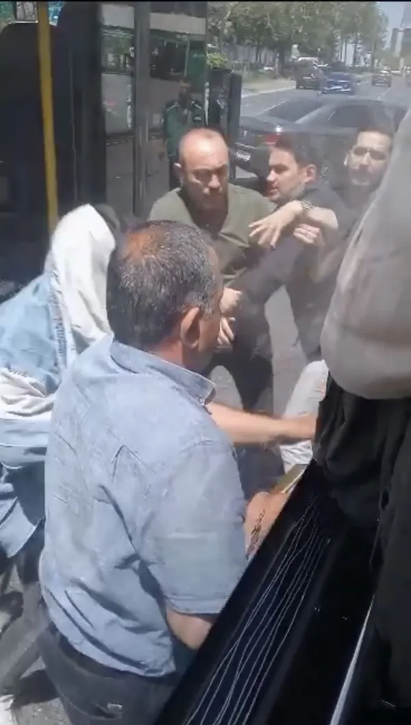 1685782964945.jpg İstanbul'da ilginç kavga! Trafikte birbirine girdiler: Silecekle saldırdı - 3