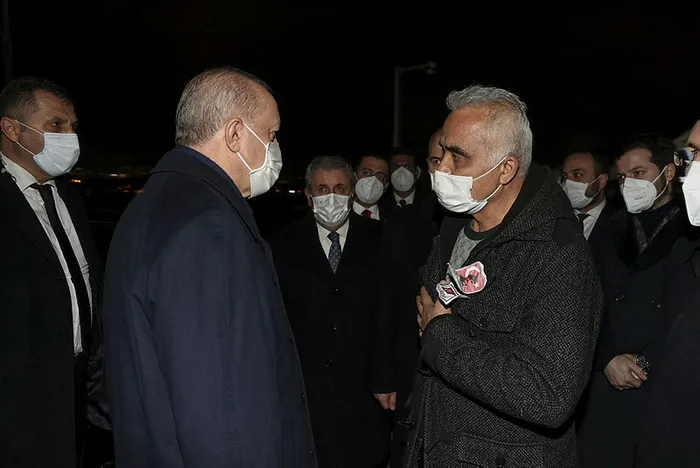 baskan-erdogandan-sehit-hayrettin-erenin-ailesine-taziye-ziyareti-1645642603840.jpg Başkan Erdoğan'dan şehit Hayrettin Eren'in ailesine taziye ziyareti - 1