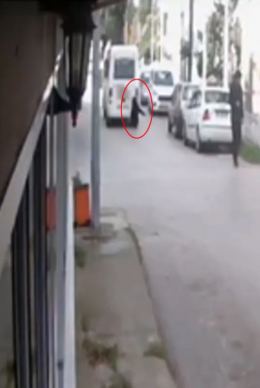 carptigini-fark-etmedi-iki-kez-ustunden-gecti-kaza-ani-kamerada-1703323571955.jpg Çarptığını fark etmedi iki kez üstünden geçti! Kaza anı kamerada - 3