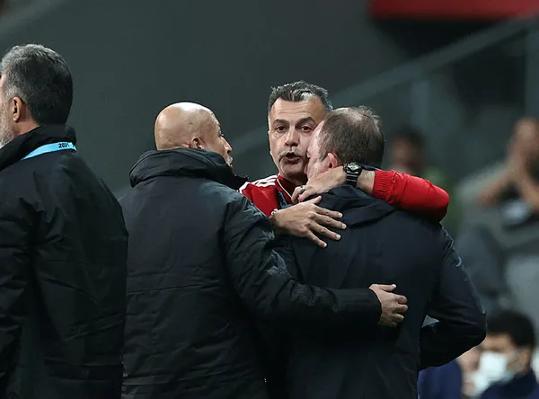 Erman Toroğlu’ndan kırmızı kart ve penaltı değerlendirmesi! Josef kırmızı kart ile atılmalı mıydı? Sergen Yalçın’ın kırmızı kartı doğru muydu?