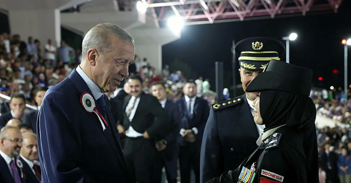 Polis Meslek Yüksekokulları Mezuniyet Töreni: Başkan Erdoğan ile Endonezyalı Komiser Yardımcısı arasında ilginç diyalog!