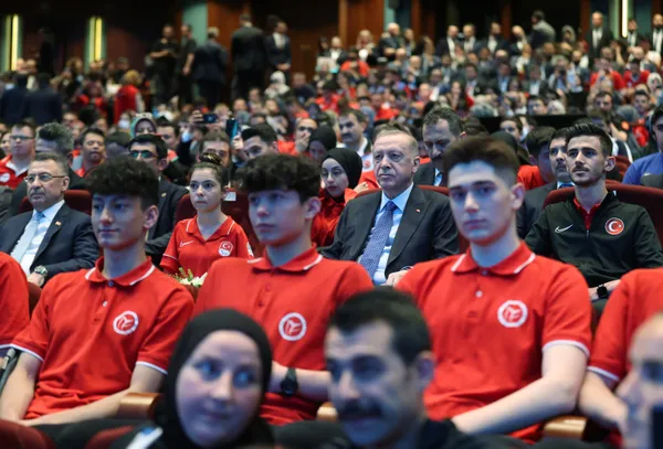 Son dakika: Başkan Erdoğan'dan “Spor Aşkı Engel Tanımaz” Özel Eğitim Okullarına Spor Malzemesi Dağıtım Töreni’nde önemli açıklamalar - 3